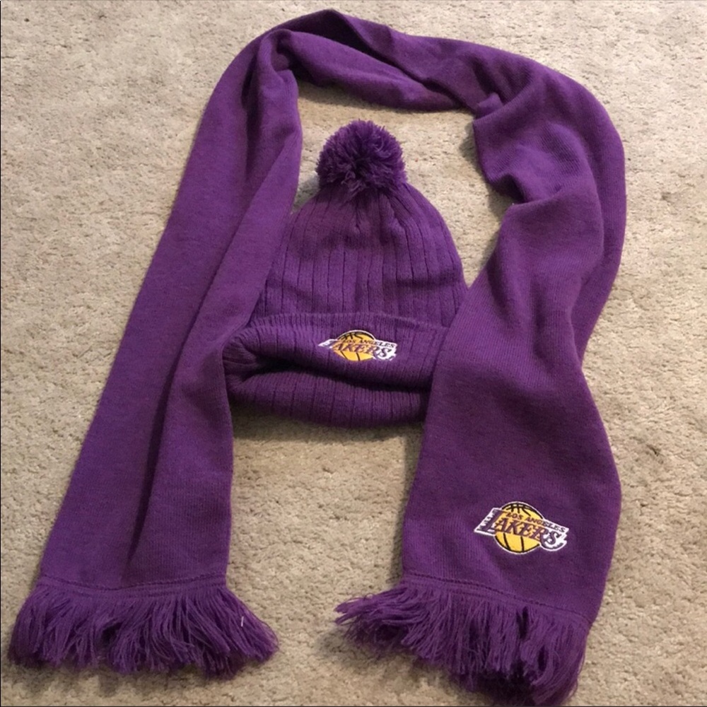 COPY - Lakers beanie and scarf. Excellent conditi…